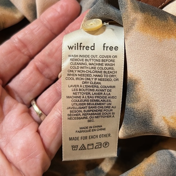 Wilfred Free Aritzia Button Down. Small. Like new - Picture 11 of 12